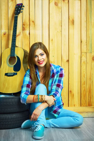 Flicka sitter med gitarr — Stockfoto