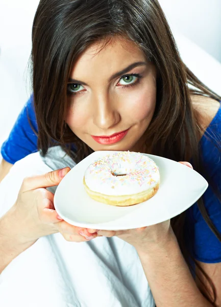 Жінка їсть пончик — стокове фото