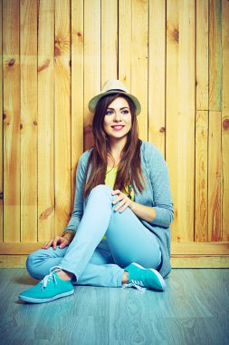 genç kadın bir yere oturmak