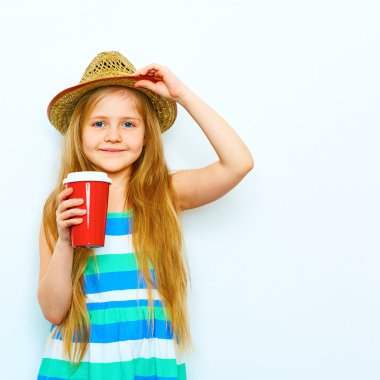 Kahve cam ile gülümseyen küçük kız