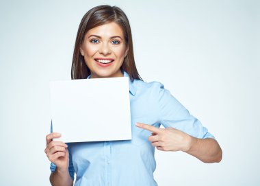 Gemide parmakla işaret eden kadın