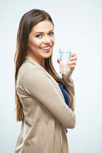 Schöne Mädchen halten Wasserglas — Stockfoto