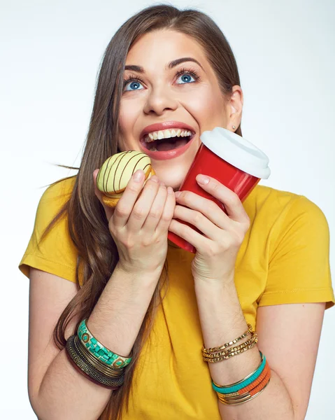 Kahve ve kek ile genç gülümseyen kadın