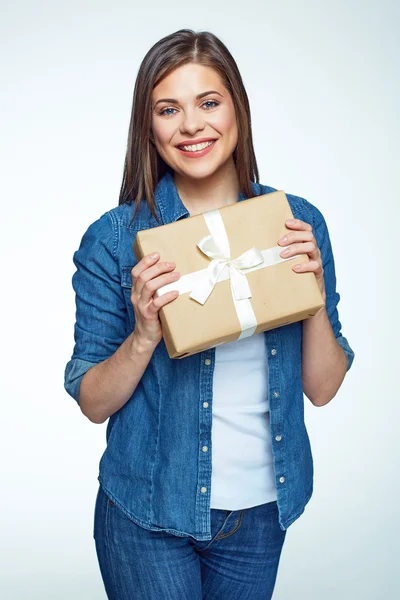 Mujer sonriente sosteniendo caja de regalo —  Fotos de Stock