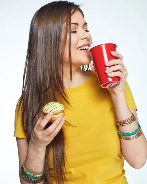 Joven mujer sonriente con café y pastel — Foto de Stock