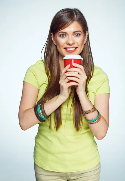 Улыбающаяся женщина с кофе — стоковое фото