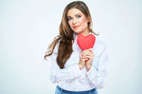 Vrouw houdt rood hartsymbool — Stockfoto