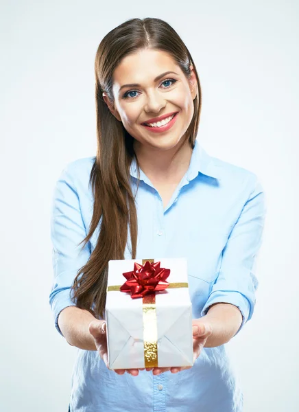 Vrouw met geschenkdoos met strik — Stockfoto