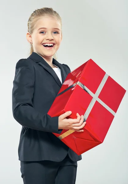 Schoolmeisje houden grote rode geschenkdoos — Stockfoto