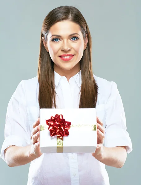 Mujer de negocios sosteniendo caja de regalo —  Fotos de Stock