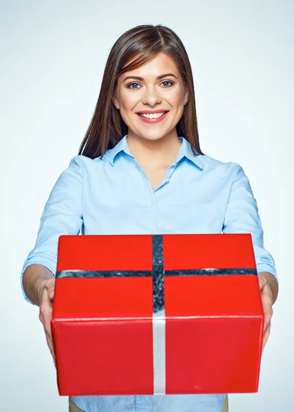 Mujer de negocios sosteniendo caja de regalo —  Fotos de Stock