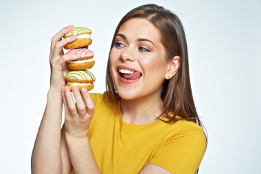 Yığın kek tutan kadın