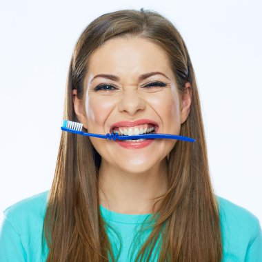 Dişlek fırça ile kadın. 