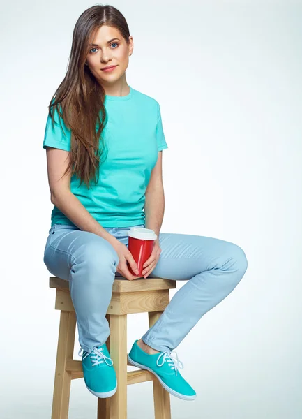 Flicka sitter på stol — Stockfoto