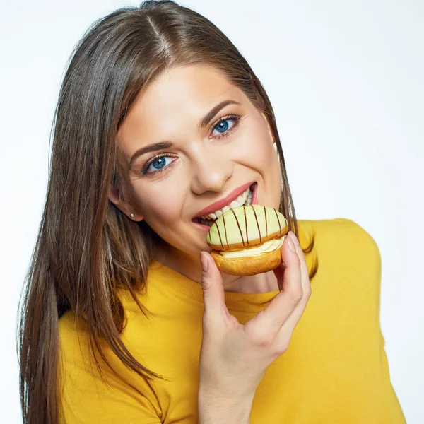 Mujer mordiendo pastel . — Foto de Stock