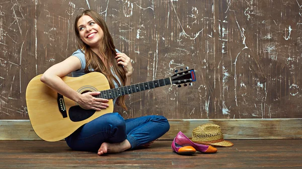 Vrouw speelt akoestische gitaar — Stockfoto