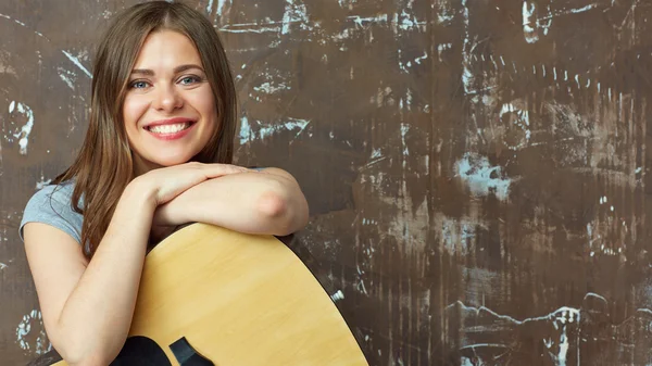 Kvinna som sitter med gitarr. — Stockfoto