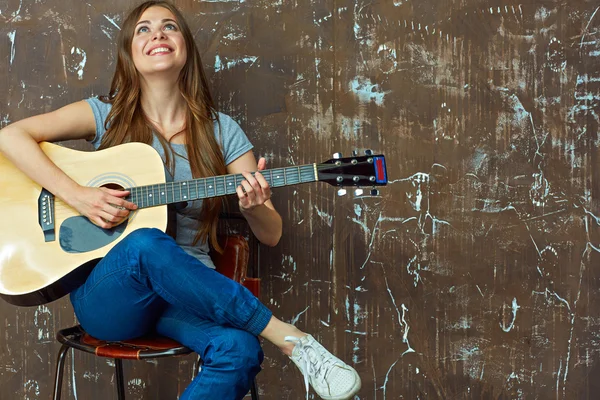 Kvinna spelar gitarr — Stockfoto