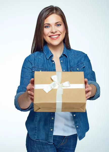 Frau mit Geschenkbox — Stockfoto