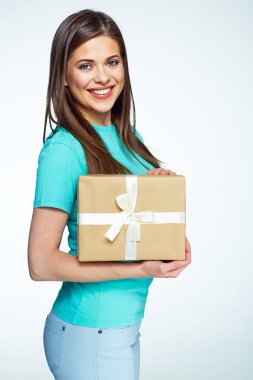 hediye kutusu tutan kız.