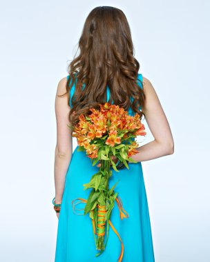 Kadın geri duran çiçekli