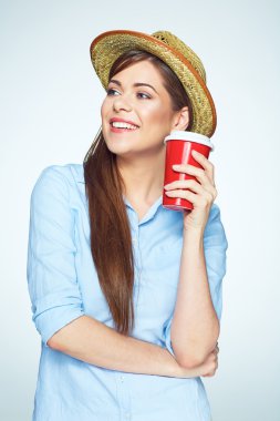 Elinde kahve fincanı tutan kadın.