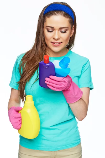 Mujer leer instrucciones en la botella — Foto de Stock