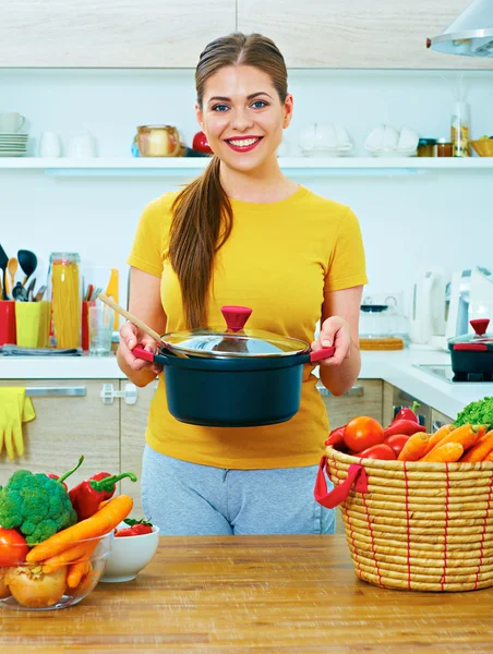 Woman holding pan — Stock Photo, Image