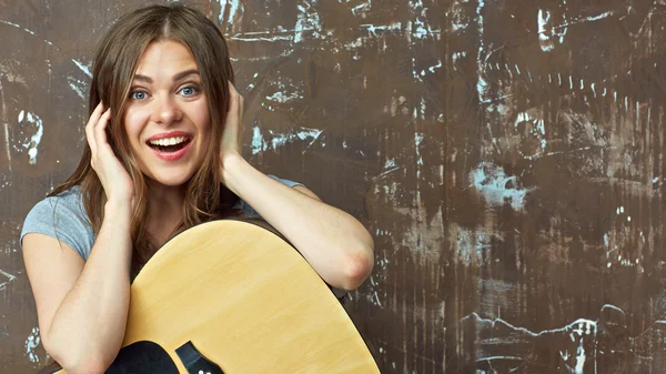 Frau sitzt mit Gitarre. — Stockfoto