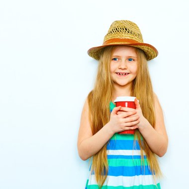 Kupası ile Hasır Şapkalı Kız