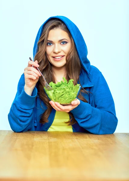 Flicka äter sallad — Stockfoto