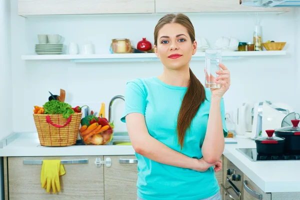 Young woman with water glass — Stock Photo, Image