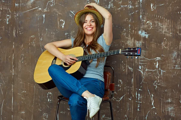 Jeune femme jouant de la guitare — Photo