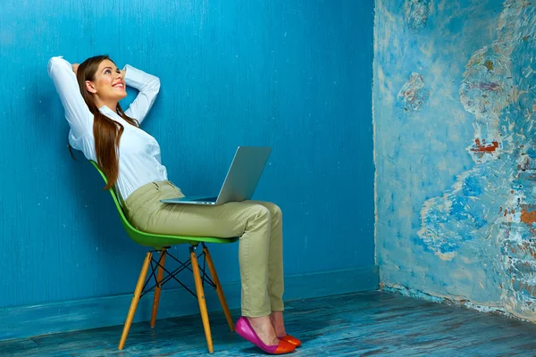 Mulher de negócios que trabalha com laptop — Fotografia de Stock