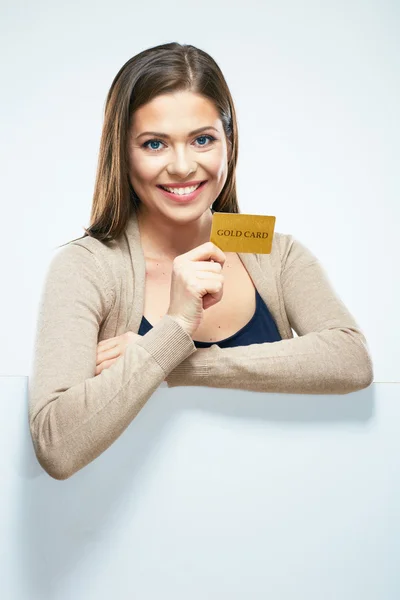 Mulher segurando cartão de crédito — Fotografia de Stock