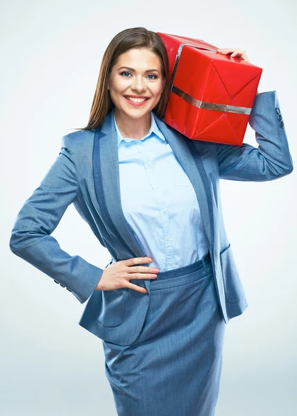 Femme d'affaires avec boîte cadeau — Photo