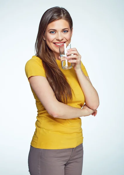 물컵을 들고 있는 여자 — 스톡 사진