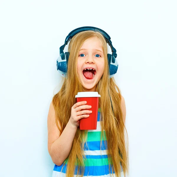 Chica con auriculares y taza —  Fotos de Stock