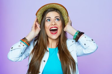 kadın holding hasır şapka