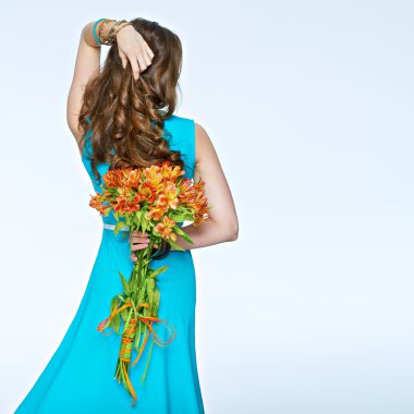 Buket çiçek ile poz kadın