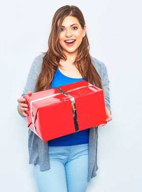 kadın holding kırmızı hediye kutusu
