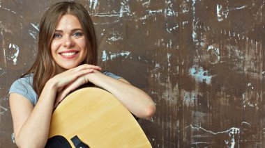 Gitarlı genç kadın.