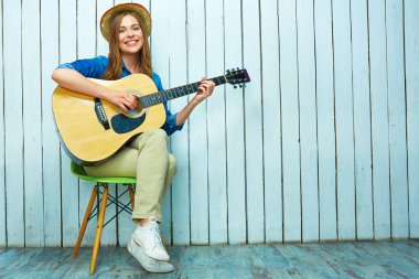 Gitar çalan genç kadın