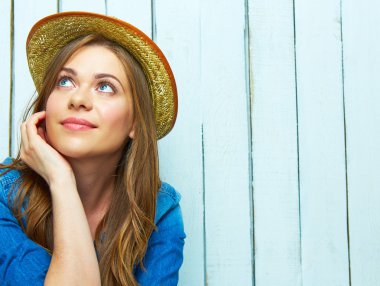 Genç, gülümseyen kadın