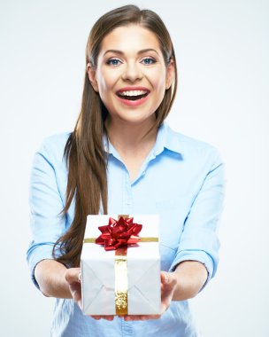hediye kutusu ile gülümseyen kadın