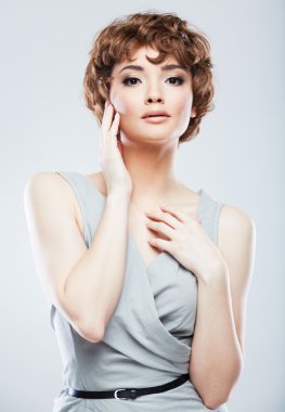 Kısa saçlı kadın.