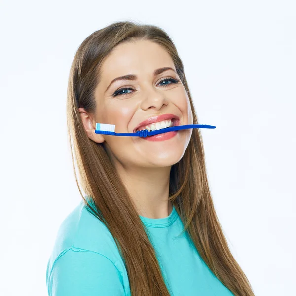 Femme posant avec une brosse à dents — Photo