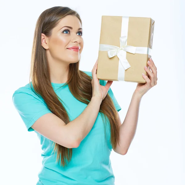 Donna in possesso di scatola regalo — Foto Stock