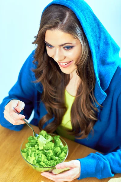 Flicka äter sallad — Stockfoto