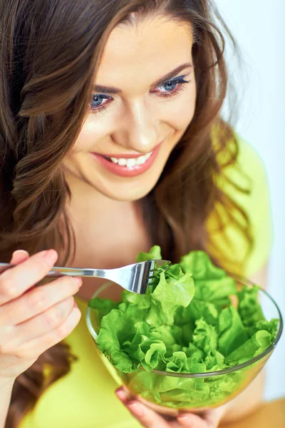 Vrouw die salade eet — Stockfoto